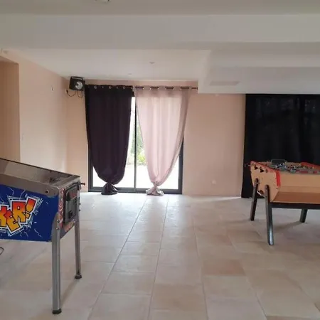 Spacious Holiday In With Jacuzzi *