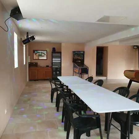 Spacious Holiday In With Jacuzzi Ferienhaus